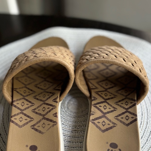 BearPaw Tan Woven Slide Sandals NWT - Picture 10 of 11